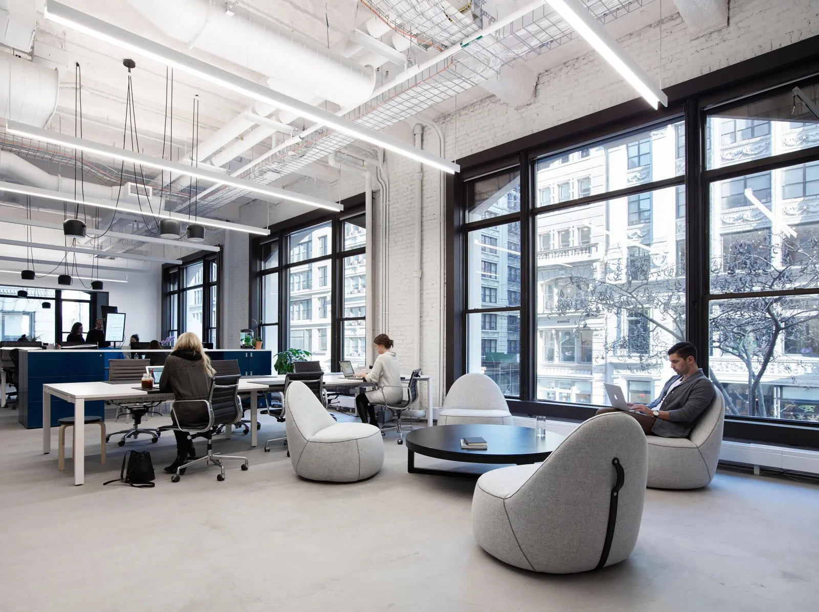 张婉莹传媒公司现代化办公环境实景